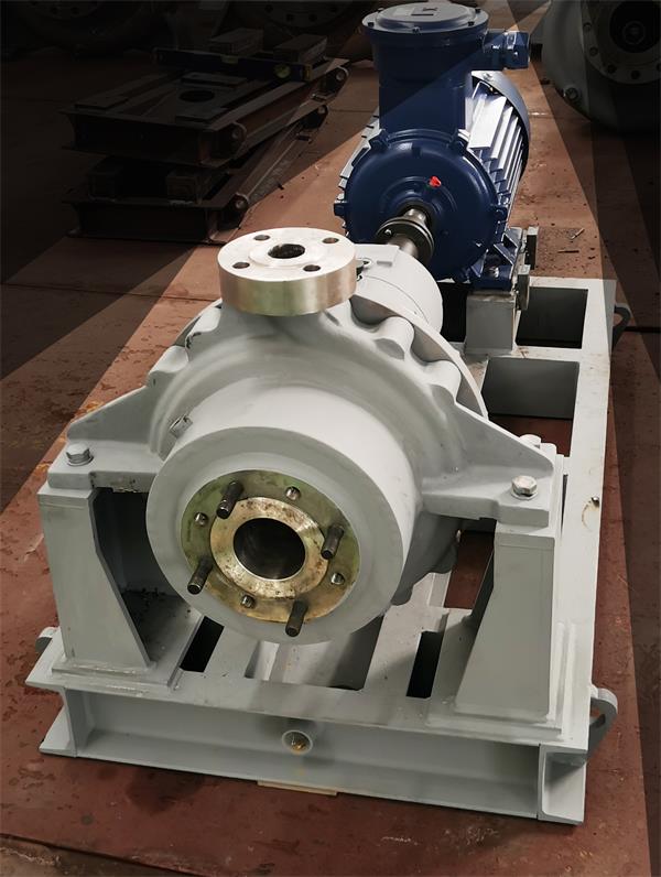 a-petrochemical-process-oil-pump-with-an-insulated-jacket